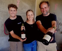 Manuel Michelini, Andrea Mufatto, y Gerardo Michelini con sus primeras etiquetas, en la nueva bodega de Pueblo Garzón (Maldonado)